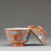 Chine, fin XIXe siècle – Rare bol couvert en porcelaine émaillée corail à décor de chauves-souris, rinceaux feuillagés turquoise et caractères shou, marque apocryphe Qianlong