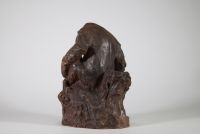 Chen M – Le gorille Sculpture en terre cuite patinée figurant un gorille appuyé sur une branche.