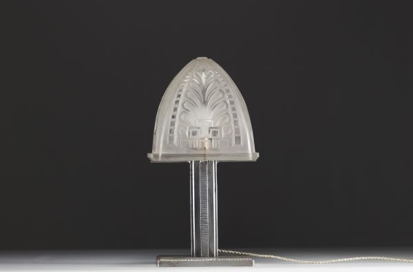 Charles SCHNEIDER (1881-1953) - Art Deco table lamp in pressed moulded glass and hammered metal base, circa 1930.