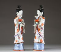 Paire de porte-bougies en porcelaine polychrome famille rose, Compagnie des Indes, représentant des dames de cour, Chine, époque Qianlong (1736–1795)