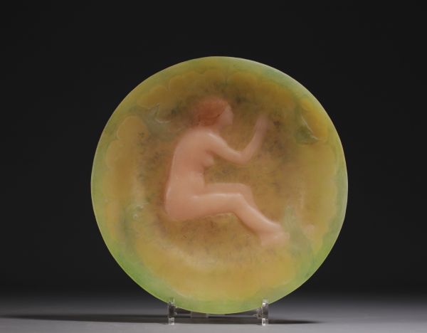 Amalric WALTER (1870-1959) Plat en pâte de verre à décor de femme nue, signature dans le décor.