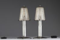MULLER Frères Lunéville - Pair of Art Deco lamps, pressed glass globe with geometric decoration, hammered metal base, signed.