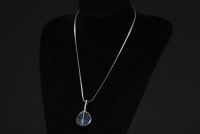 Jorma LAINE (1930-2002) - Pendentif en argent et spectrolite, vers 1975.
