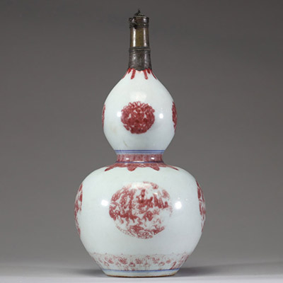 Chine – Vase double gourde en porcelaine à décor rouge de fer, marque Qianlong, monture en métal