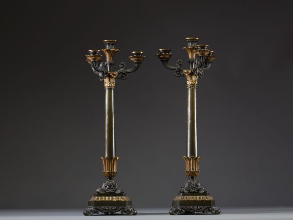 Paire de candélabres à quatre lumières en bronze doré et patiné, base triangulaire feuillagée, époque Charles X.
