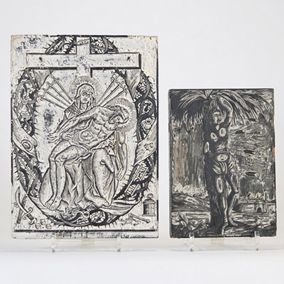 Rare ensemble de deux planches gravées en bois, probablement destinées à l’impression d’images religieuses issues de l’Imagerie d’Épinal. La première représente une Pietà entourée des instruments de la Passion, encadrée d’une mandorle foisonnante de détails gothiques. La seconde illustre le martyre de saint Sébastien, attaché à un tronc de palmier dans un décor boisé, un village médiéval en arrièr