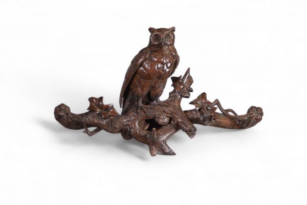 Forêt Noire – Hibou en bois sculpté formant porte-chapeaux, travail suisse, fin XIXe siècle