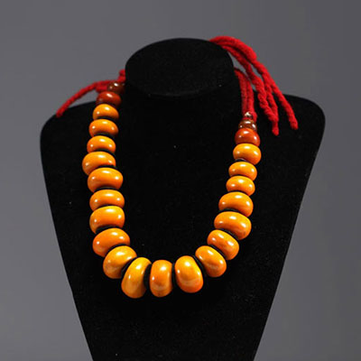 China - Amber necklace composed of twenty-three large pearls separated by felt lozenges.