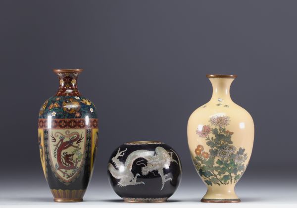 Japon - Ensemble de trois vases en émail cloisonné.