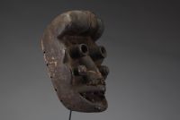 Afrique - Masque Gueré en bois sculpté orné de clous, Côte d’Ivoire, début XXème.