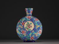 Longwy - Vase gourde en faïence et émaux à décor de mésange et de fleurs sur fond bleu azur, XXème.