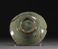 Chine - Assiette chantournée céladon, époque Song.
