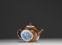 Chine - Théière en porcelaine sur fond brun capucin à décor floral blanc bleu, période Qianlong, XVIIIème
