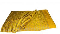 Chine - Deux panneaux en brocart de soie jaune et bleue à motif de fleurs stylisées, début XXème.