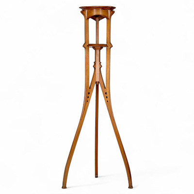 Travail Art nouveau belge – Sellette en bois blond  Élégante sellette en bois blond, typique de l’Art nouveau belge, caractérisée par une grande légèreté visuelle et une précision d’exécution remarquable. Chaque pied est orné d’une séquence de trois ouvertures circulaires, disposées de manière proportionnelle, du plus petit au plus grand – un motif répétitif et structuré qui renforce l’unité visue