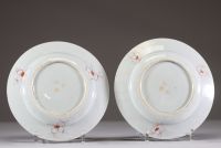 Paire d’assiettes en porcelaine de Chine à décor famille rose de canards mandarin et personnages, dynastie Qing, XVIIIe siècle Paire d’assiettes en porcelaine fine émaillée en polychromie de la famille rose, présentant un décor central délicatement animé de canards mandarin nageant parmi les lotus en fleur, symboles de fidélité conjugale et de pureté. Le pourtour richement orné figure un