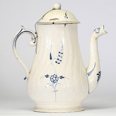 Boch Luxembourg, vers 1790–1810 Cafetière en faïence fine ivoire à décor bleu sous couverte Cafetière à panse godronnée et décor peint en bleu de bouquets stylisés, feuillages et frises. Bec zoomorphe à décor stylisé, anse sinueuse soulignée de filets. Couvercle à prise en toupie, chaînette d’origine reliant couvercle et anse. Élégant modèle typique des premières productions de la manufacture de S