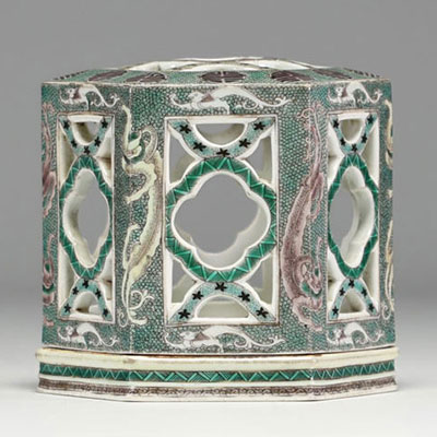 China - Perfume burner in green family porcelain with dragon decoration, 19th century.