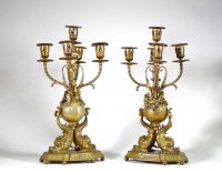 Paire de candélabres aux dauphins en bronze doré, époque Napoléon III Cinq bras de lumière – Décor néo-baroque  Version simple : Paire de candélabres en bronze doré à cinq bras de lumière, riche décor
