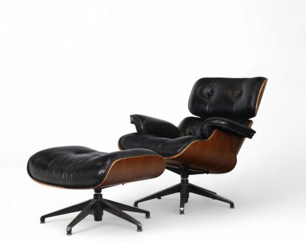 Lounge Chair & Ottoman dans le style de Charles Eames en cuir et bois sur pied en fonte d'aluminium.