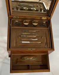 Philippe WOLFERS (1858-1929) Small marquetry cabinet containing a toiletry set.