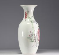 Chine - Vase en porcelaine polychrome à décor de personnages, fin XIXème.
