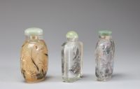 Chine - Ensemble de trois tabatières en verre églomisé à décor animalier et de paysage.