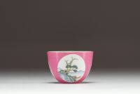 Chine - Petit bol en porcelaine polychrome famille rose, époque République, marque sous la pièce.