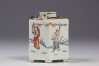 Chine - Théière en porcelaine de la famille rose à décor de personnages, XIXe siècle.