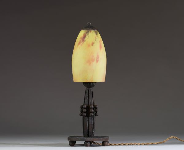 DAUM Nancy - Lampe de table Art Nouveau en verre à coloration intercalaire, partiellement moucheté, piétement en métal martelé, signée Daum Nancy.