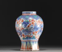 Chine - Vase en porcelaine polychrome à décor de personnages et paysage, époque transition.