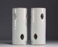 Chine - Paire de porte-chapeaux en porcelaine à décor d'oiseaux, de fleurs et poèmes.