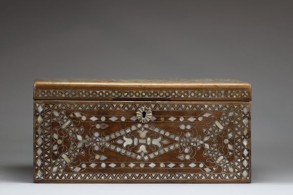 Coffret en bois exotique incrusté de nacre et d'argent, Inde, XVIII-XIXème.