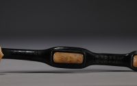 Chine - Sceptre Ruyi en pierre dure verte foncée et jade sculpté à décor de dignitaire, signé au dos.