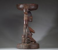 Afrique - Imposante porteuse de coupe Yoruba en bois sulpté indigo, Nigéria.