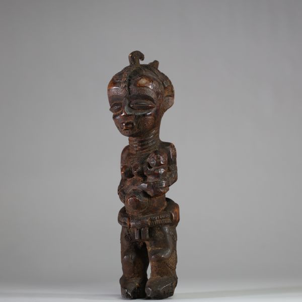 Superbe statuette représentant une maternité Bena Lulua ( bwanga bwa cibola), RD Congo, bois. Grande finesse dans le travail, nombreuses scarifications ornementales classique de l’ethnie. Ces figures étaient des 