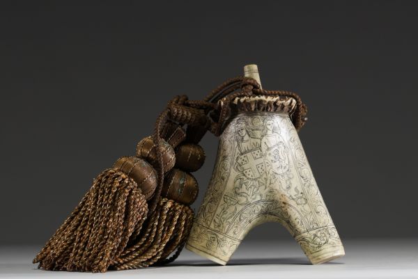 Neo-Renaissance style engraved stag horn powder horn, 19th century.