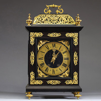 Pendule religieuse en bois noirci et ornements floraux en bronze doré, cadran anneau en laiton. 