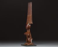 Afrique - Ghana - Peigne figuratif Ashanti en bois sculpté, milieu XXème.
