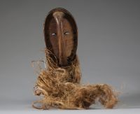 Afrique RDC - Ancien masque à poignée Lega / Warega Lukwakongo en bois sculpté et raphia, Congo RDC, 1ère moitié XXème.
