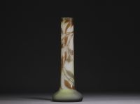 Établissements Émile GALLÉ (1846-1904) Vase en verre multicouche dégagé à l'acide à décor d'eucalyptus, signé à la base