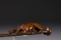 Jules MOIGNIEZ (1835-1894) Ouvre lettres en bronze à décor de chien sur un collier, signé.