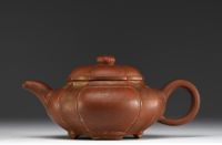 Chine - Théière en grès de Yixing, marque sous la pièce et dans le couvercle.