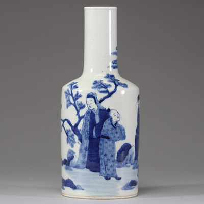 Chine – Vase bouteille en porcelaine bleu blanc, décor de lettrés et d’un dignitaire accompagné de son cheval, sous les pins et les nuages stylisés, marque double cercle sous la base, période Qing, XI