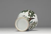 Chine - Vase en porcelaine polychrome à décor de pins et de personnage, marque sur la pièce, XIXème.