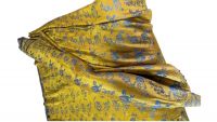Chine - Deux panneaux en brocart de soie jaune et bleue à motif de fleurs stylisées, début XXème.