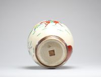 Chine - Vase en porcelaine polychrome de Nankin émaillée craquelée à décor de guerriers, fin XIXème.