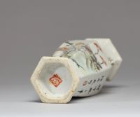 Chine - Vase hexagonal en porcelaine Quianjiang cai à décor de personnages, marque et signature, XIX-XXème.