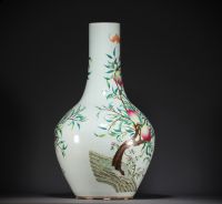 Chine - Imposant vase en porcelaine de la famille rose au décor des neuf pêches, dynastie Qing. (100cm de haut)
