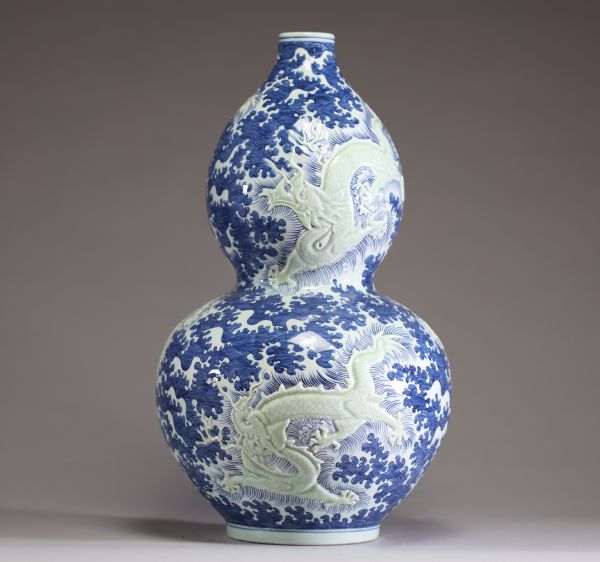 Chine - Rare vase double gourdes en porcelaine, décor en relief à engobe céladon de Dragons Impériaux sur fond nuageux blanc bleu, marque Kangxi sous la pièce.